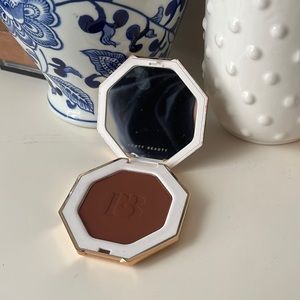 Fenty Beauty Sun Stalk’r Instant Warmth Bronzer Mocha Mami Contour